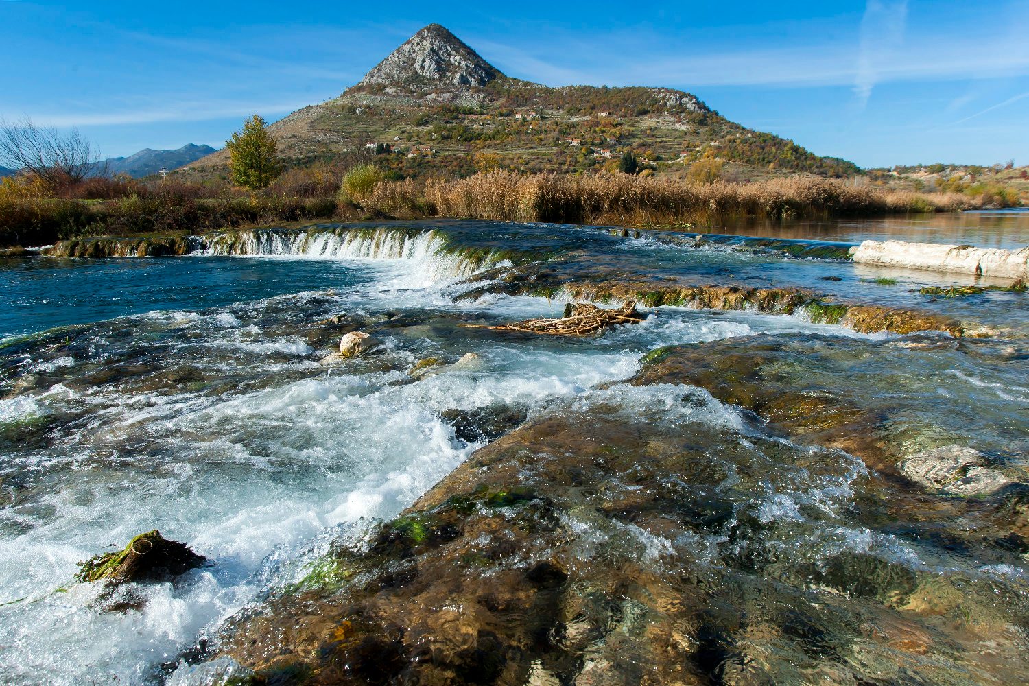 Ljubuski, 171117.
Ladis ribnjak za uzgoj kalifornijskih pastrva.
Na fotografiji: rijeka Trebizat i brdo Klobuk u pozadini.
Foto: Tomislav Kristo / CROPIX